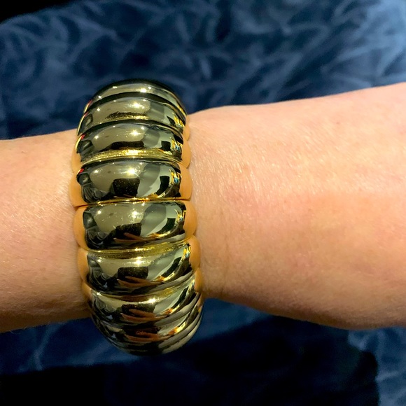 Chunky gold-coloured bracelet. Magnetic hinged closure - Picture 1 of 2